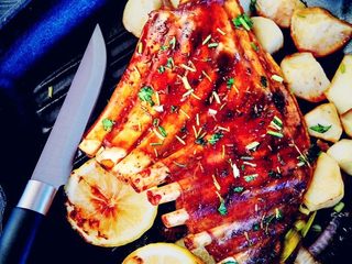9、土豆烤羊排,如果整片羊排个头太大，也可以生拆成条来烤制和腌制，可适当缩减用时