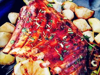 10、土豆烤羊排,喜欢吃辣的，腌肉和烤的时候可以撒少许辣椒粉。家里孩子吃不了辣，不放辣的也很好吃