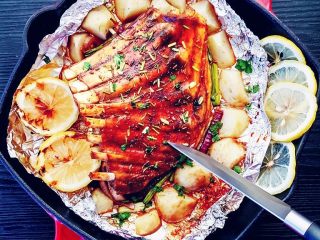 11、土豆烤羊排,烤的时候我把边上一条很厚的肉和脆骨剪掉了，做别的菜吃。不然肉质厚薄不同，不容易烤得均匀