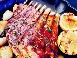 12、土豆烤羊排,拆开锡纸后，不要烤得太久，如果肉收缩得很厉害，就是肉中的水分散失过多，会发硬发柴