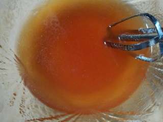 1、五仁月饼,转换糖浆放入大碗，加入枧水和玉米油充分搅拌均匀。