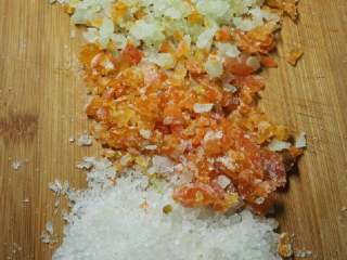 5、五仁月饼,冬瓜糖和密饯也切碎，冰糖敲碎粒。