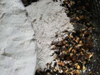 7、五仁月饼,放入炒熟糯米粉（糯米粉炒到微黄即可），先不要全部倒入糯米粉，边搅拌边加。