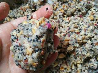 8、五仁月饼,馅料一般用手能捏成团就可以，盖上保鲜膜备用。