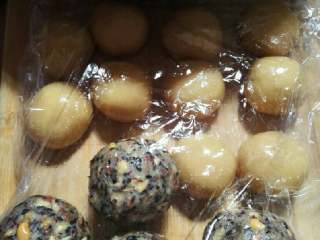 10、五仁月饼,分别揉成团，盖上保鲜膜。