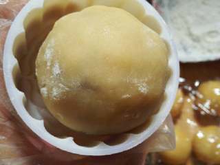 14、五仁月饼,模具沾一点油或滚一点玉米淀粉，把包好的面团放入月饼模具。