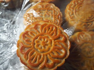 18、五仁月饼,放置2—3回油即可。