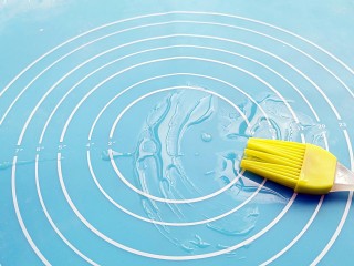 6、蒸荷叶水洛馍,揉面垫刷一层油。