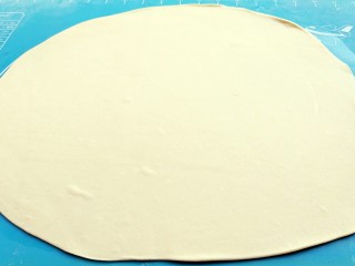 7、蒸荷叶水洛馍,面团擀开，成较薄的面皮。