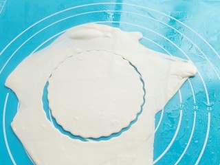 12、蒸荷叶水洛馍,再把剩余的面皮，重新擀开压出单饼，直到擀完所有的面团。