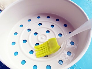 15、蒸荷叶水洛馍,蒸篦中刷一层油。