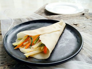 19、蒸荷叶水洛馍,洛馍按照自己的口味任意卷菜！