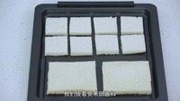 2、吞拿鱼三明治(20160721期),把整形好的吐司片放在烤盘上备用