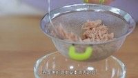 3、吞拿鱼三明治(20160721期),吞拿鱼罐头用面粉筛过滤里面油水,称量出50克,多点少点都无所谓,最后用沙拉酱来调节浓稠度