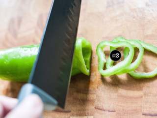 4、没有烤箱照样做出香浓芝士风味薄底披萨,青椒纵向切割能呈现可爱的圈圈状断面，放在披萨上层会比较漂亮。