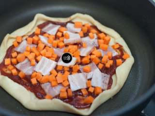 7、没有烤箱照样做出香浓芝士风味薄底披萨,为了便于食材煮熟和堆砌，尽量将难熟和平面的食材堆在下部。