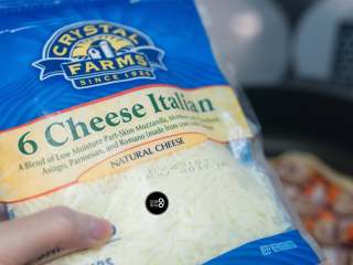 8、没有烤箱照样做出香浓芝士风味薄底披萨,马苏里拉芝士是披萨拉出长丝的关键，可以尽量放多一些。而葱姐是芝士深度爱好者，怎会放过一次享受6种不同芝士的体验。