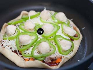 9、没有烤箱照样做出香浓芝士风味薄底披萨,一层食材，一层芝士，再一层食材，再一层芝士，这样才是满满的罪孽，哦不，美味～～～