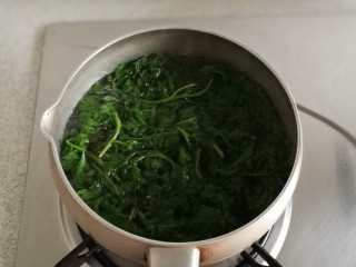 1、青团,艾草洗净，挑去枯叶烂叶后冷水入锅煮熟、煮软