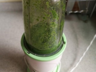 3、青团,完全凉透的艾草放入搅拌机中搅碎，越细越好