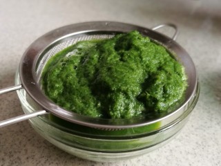 4、青团,用滤网和勺背压出多余的水分，留艾草蓉备用