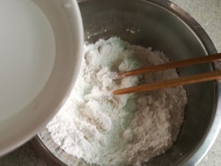 5、青团,糯米粉中加入冷水，用筷子搅拌一下，使粉充分吸收完水粉