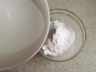 6、青团,澄粉里加入开水，用筷子搅拌成浆糊状