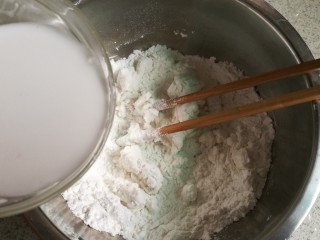 7、青团,将澄粉糊倒入糯米粉团中