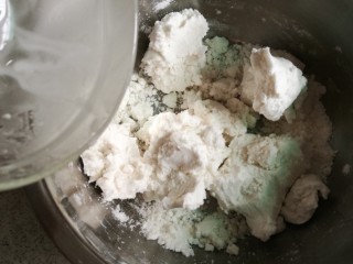 8、青团,再倒入色拉油，并用手和成团