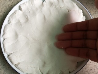 9、青团,把糯米团按入一个平底的盘中，尽量按薄