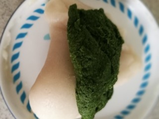 11、青团,糯米团蒸熟后取出，稍凉后和备用的艾草蓉糅合在一起