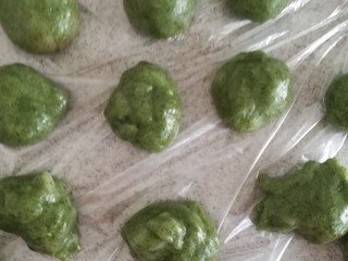 13、青团,把艾草团分成20克一个的小剂子