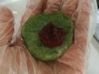 14、青团,戴上一次性手套像包汤圆一样包上自己喜欢的馅料，我这里用的是豆沙