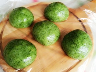 15、青团,传统的青团就做好了，如果一天吃不完可以用保鲜膜分别包裹起来防止变干硬