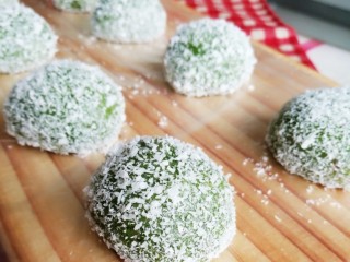 16、青团,也可以滚一层椰蓉，增加风味，而且方便拿取