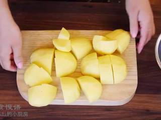 2、牧羊人派,把土豆去皮切成大块待用
