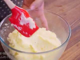 9、牧羊人派,预热烤箱190度，把土豆倒入碗中，放入黄油、黑胡椒、盐、牛奶，压成泥，再加入奶酪丝压成泥