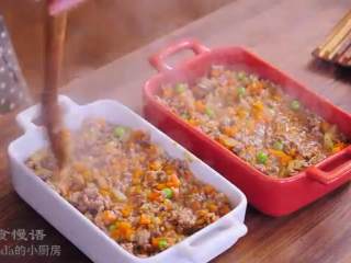 10、牧羊人派,肉酱中加入豌豆拌匀，放入两个烤盘中抹平