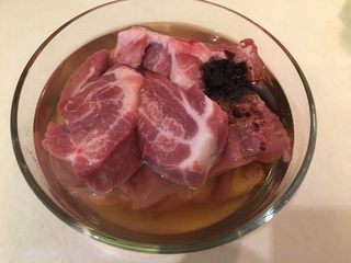 3、香烤小里脊,将腌料搅拌开，让肉完全的浸泡在腌料里