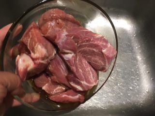 6、香烤小里脊,把腌料倒掉