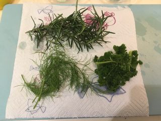 10、香烤小里脊,香草洗净用厨房纸巾吸干水分