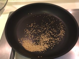 14、香烤小里脊,将白芝麻炒香