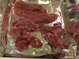 17、香烤小里脊,将腌好的肉放到烤盘上