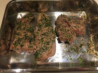 22、香烤小里脊,所有的肉都均匀的沾上香草芝麻