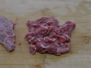 1、茄汁牛肉意面,牛肉切片。