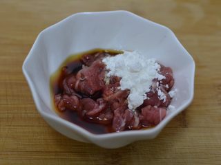 2、茄汁牛肉意面,放入生抽、老抽、料酒和生粉。
