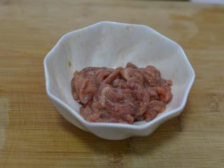 3、茄汁牛肉意面,抓均，腌制15分钟。