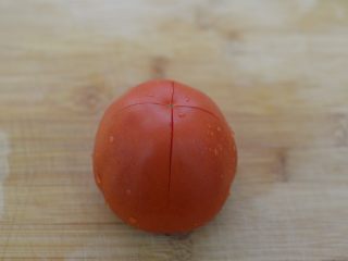 4、茄汁牛肉意面,番茄划十字刀口。