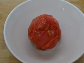 6、茄汁牛肉意面,把烫好的番茄捞出来。