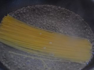 7、茄汁牛肉意面,还是用锅里的沸水，放入意面和盐。煮10分钟。